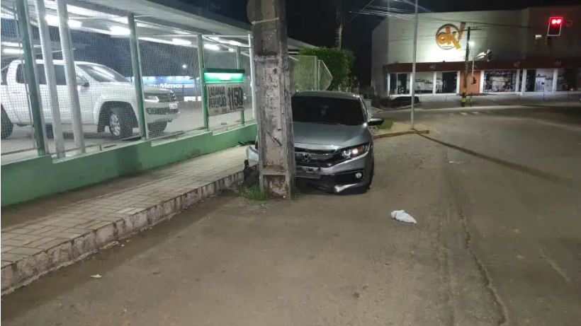 Carro colide em poste de energia elétrica na rua Acre - O que é